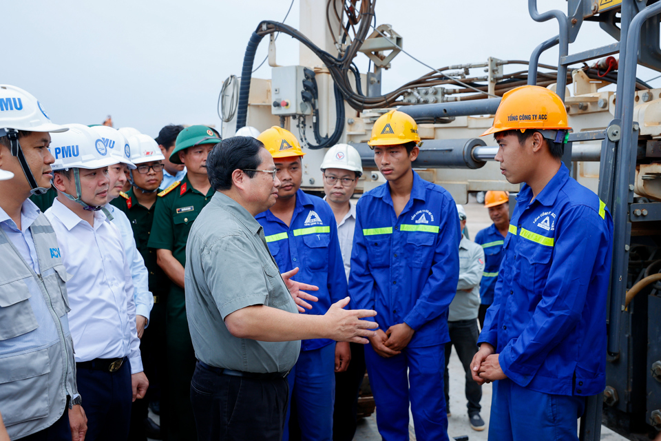 Thủ tướng tr&ograve; chuyện, động vi&ecirc;n c&aacute;n bộ, người lao động đang l&agrave;m việc, thi c&ocirc;ng tại dự &aacute;n s&acirc;n bay Long Th&agrave;nh - Ảnh: VGP/Nhật Bắc