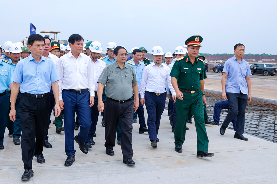 Thủ tướng Phạm Minh Ch&iacute;nh kiểm tra dự &aacute;n s&acirc;n bay Long Th&agrave;nh giai đoạn 1 - Ảnh: VGP/Nhật Bắc