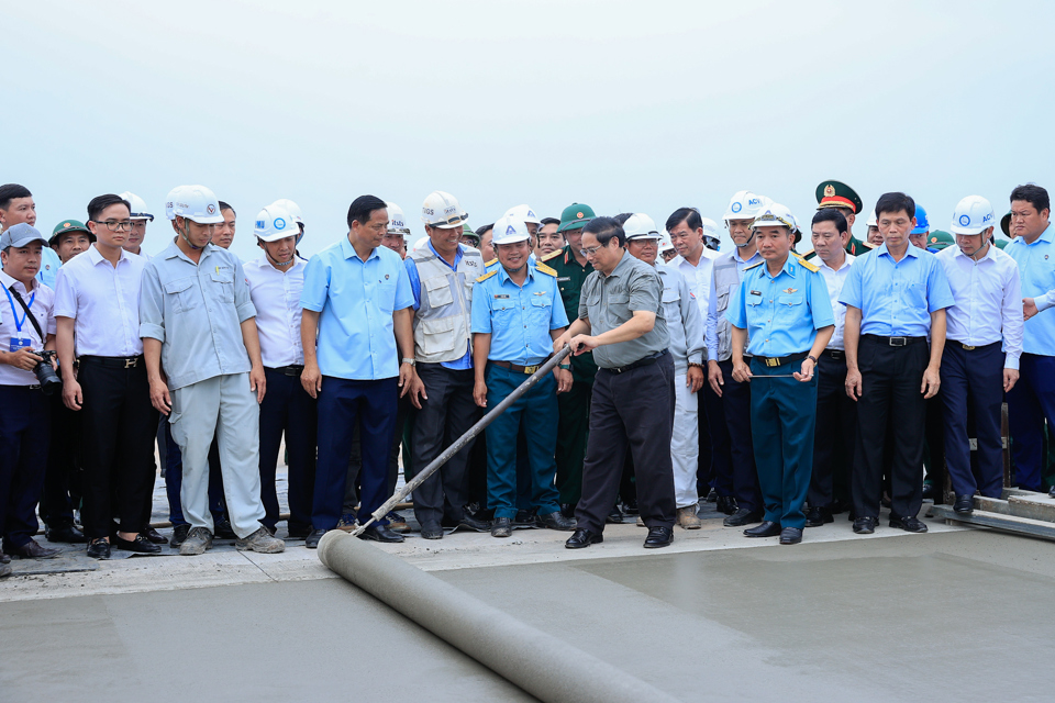 Thủ tướng Phạm Minh Ch&iacute;nh tr&ecirc;n c&ocirc;ng trường dự &aacute;n s&acirc;n bay Long Th&agrave;nh giai đoạn 1 - Ảnh: VGP/Nhật Bắc