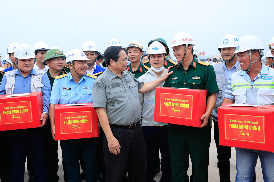 Thủ tướng tặng qu&agrave;, động vi&ecirc;n c&aacute;n bộ, người lao động đang l&agrave;m việc, thi c&ocirc;ng tại dự &aacute;n s&acirc;n bay Long Th&agrave;nh - Ảnh: VGP/Nhật Bắc