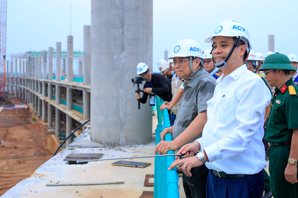 Đ&acirc;y l&agrave; lần thứ 4 Thủ tướng c&oacute; mặt kiểm tra, đ&ocirc;n đốc dự &aacute;n s&acirc;n bay quốc tế Long Th&agrave;nh trong hơn 2 năm vừa qua, cho thấy sự quan t&acirc;m đặc biệt của Đảng, Nh&agrave; nước với c&ocirc;ng tr&igrave;nh n&agrave;y - Ảnh: VGP/Nhật Bắc