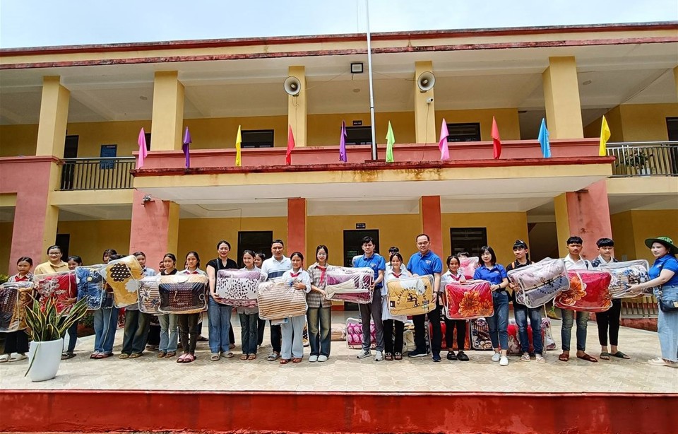 C&ocirc;ng đo&agrave;n Trường Trung cấp C&ocirc;ng nghệ v&agrave; Du lịch H&agrave; Nội (LĐLĐ huyện Thạch Thất) trao hỗ trợ, nhu yếu phẩm tới 2 điểm trường thuộc huyện Văn Chấn, tỉnh Y&ecirc;n B&aacute;i. Ảnh: Nguyễn Hiền