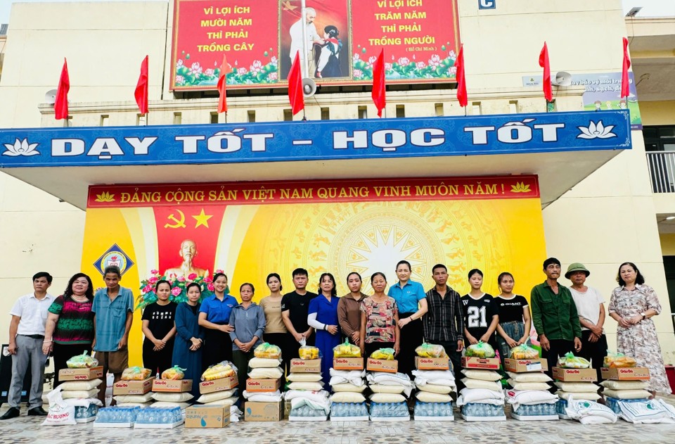 C&ocirc;ng đo&agrave;n huyện Thanh Oai trao hỗ trợ tới đo&agrave;n vi&ecirc;n v&agrave; người d&acirc;n tr&ecirc;n địa b&agrave;n bị ảnh hưởng b&atilde;o, lũ. Ảnh: Phạm Ng&agrave;