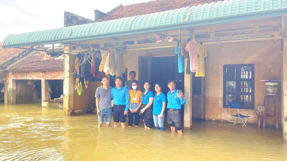 L&atilde;nh đạo C&ocirc;ng đo&agrave;n ng&agrave;nh Dệt - May H&agrave; Nội trực tiếp tới thăm hỏi, động vi&ecirc;n, trao hỗ trợ cho&nbsp;đo&agrave;n vi&ecirc;n C&ocirc;ng ty TNHH K+K fashion. Ảnh: Tiến Thanh