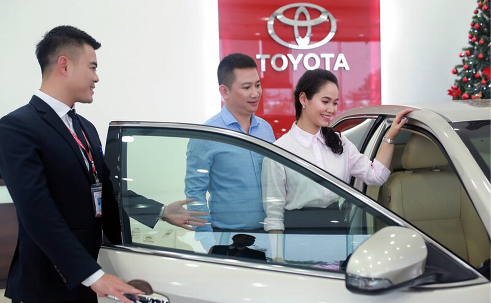 Người ti&ecirc;u d&ugrave;ng mua xe Toyota tại đại l&yacute;. Ảnh: Ho&agrave;i Nam