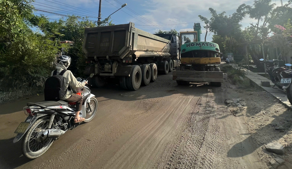 Như B&aacute;o Kinh tế &amp; Đ&ocirc; thị đ&atilde; phản &aacute;nh, mưa lớn k&eacute;o d&agrave;i khiến mặt đường tuyến Quốc lộ 14E (tỉnh Quảng Nam) xuất hiện nhiều "ổ voi", "ổ g&agrave;&rdquo;, g&acirc;y mất an to&agrave;n giao th&ocirc;ng. Đ&acirc;y l&agrave; dự &aacute;n đang thi c&ocirc;ng n&acirc;ng cấp, mở rộng nhưng vừa cho khai th&aacute;c giao th&ocirc;ng n&ecirc;n lưu lượng xe đi lại rất lớn. Chưa kể, nhiều xe trọng tải lớn từ c&aacute;c tỉnh T&acirc;y Nguy&ecirc;n, v&ugrave;ng Nam L&agrave;o, Đ&ocirc;ng Bắc Campuchia v&agrave; Th&aacute;i Lan đến c&aacute;c tỉnh thuộc duy&ecirc;n hải Nam Trung Bộ v&agrave; ph&iacute;a Bắc gần như đều di chuyển qua đ&acirc;y.