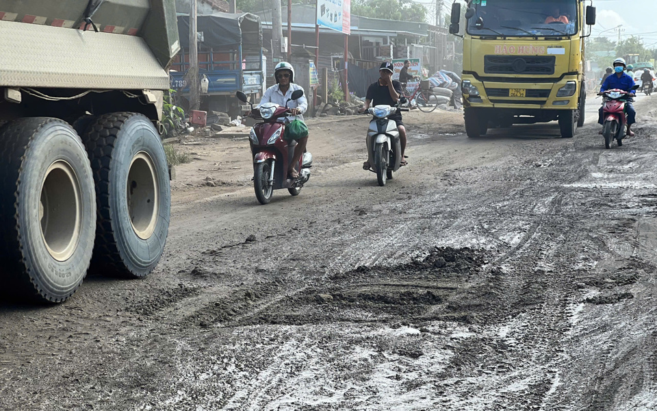 &Ocirc;ng V&otilde; T&aacute; Thanh - Gi&aacute;m đốc điều h&agrave;nh Dự &aacute;n cải tạo, n&acirc;ng cấp Quốc lộ 14E (thuộc Ban Quản l&yacute; dự &aacute;n 4) thừa nhận đoạn đường qua th&ocirc;n Qu&yacute; Xu&acirc;n đang hư hỏng nghi&ecirc;m trọng. Sau khi nhận được phản &aacute;nh từ B&aacute;o Kinh tế &amp; Đ&ocirc; thị, đơn vị đ&atilde; y&ecirc;u cầu nh&agrave; thầu sửa chữa mặt đường ngay lập tức. Tuy nhi&ecirc;n, do thời tiết mưa li&ecirc;n tục, việc khắc phục chỉ dừng lại ở mức tạm thời.