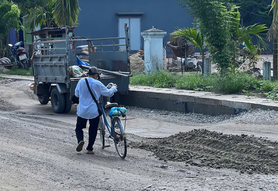 Mặt đường qu&aacute; hẹp khiến hai &ocirc; t&ocirc; đi ngược chiều phải "lấn nhau" mới qua được, g&acirc;y kh&oacute; khăn v&agrave; nguy hiểm cho người đi xe m&aacute;y, xe đạp. Đặc biệt, xe tải v&agrave; xe container nối đu&ocirc;i nhau di chuyển qua đ&acirc;y, một số &ocirc; t&ocirc; bị sụp "ổ g&agrave;" v&agrave; khựng lại, dẫn đến t&igrave;nh trạng &ugrave;n tắc k&eacute;o d&agrave;i. Đoạn đường n&agrave;y kh&ocirc;ng chỉ nguy hiểm m&agrave; c&ograve;n khiến c&aacute;c phương tiện lo ngại hư hỏng.