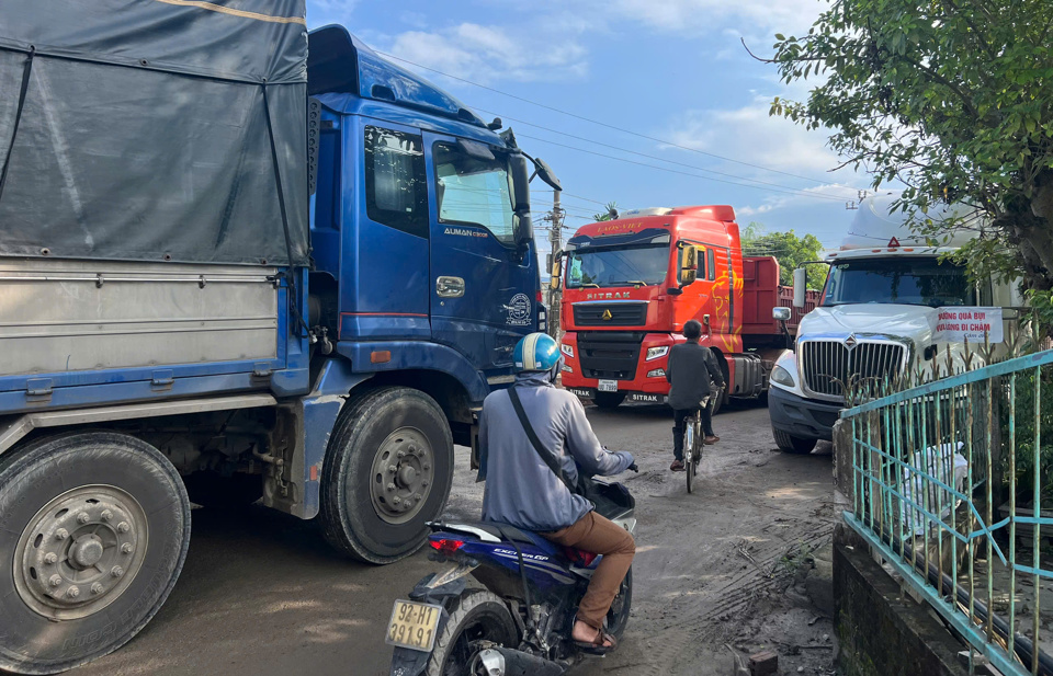 Những ng&agrave;y qua, mặt đường Quốc lộ 14E c&agrave;ng bị sụt lớn, &ldquo;ổ g&agrave;&rdquo;, &ldquo;ổ voi&rdquo; xuất hiện chi ch&iacute;t &ldquo;ẩn n&aacute;u&rdquo; dưới nước đọng; l&agrave; cạm bẫy nguy hiểm cho người tham gia giao th&ocirc;ng. &ldquo;Điểm đen&rdquo; ch&iacute;nh l&agrave; đoạn đi qua khu vực tổ 13 v&agrave; 14 thuộc th&ocirc;n Qu&yacute; Xu&acirc;n, x&atilde; B&igrave;nh Qu&yacute;, huyện Thăng B&igrave;nh.