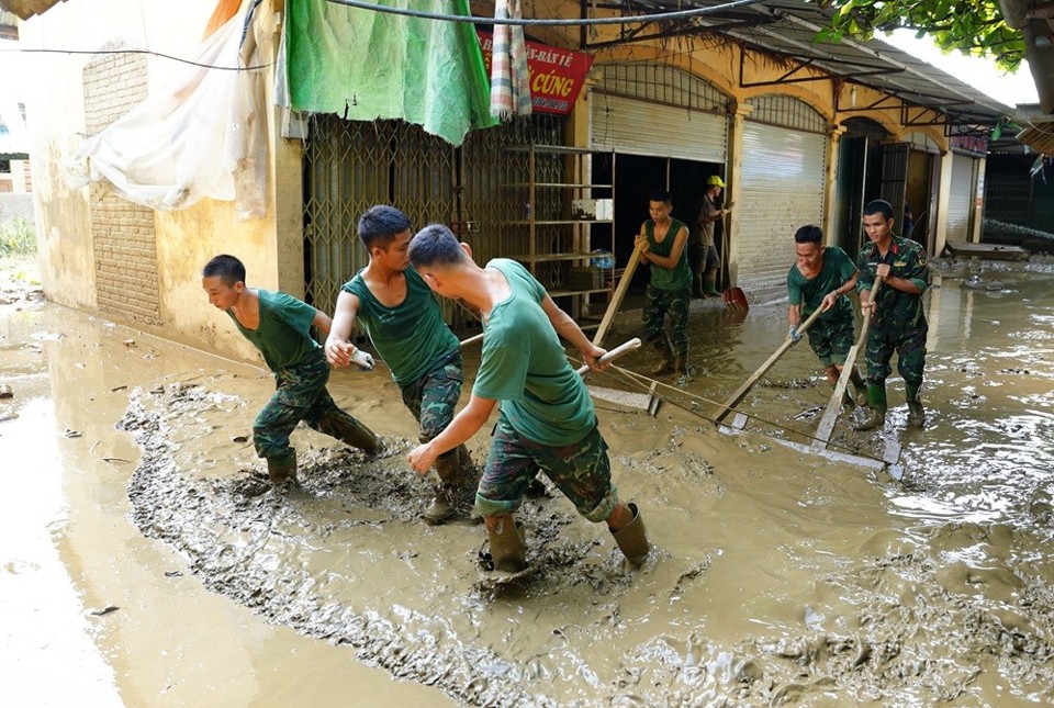 Tại huyện Trấn Y&ecirc;n, TP Y&ecirc;n B&aacute;i, tỉnh Y&ecirc;n B&aacute;i, người d&acirc;n, c&aacute;c lực lượng t&igrave;nh nguyện v&agrave; c&aacute;n bộ chiến sĩ Tiểu đo&agrave;n 5, Trung đo&agrave;n 148, Sư đo&agrave;n 316, Qu&acirc;n khu 2, nỗ lực khắc phục hậu quả b&atilde;o lũ suốt nhiều ng&agrave;y qua.