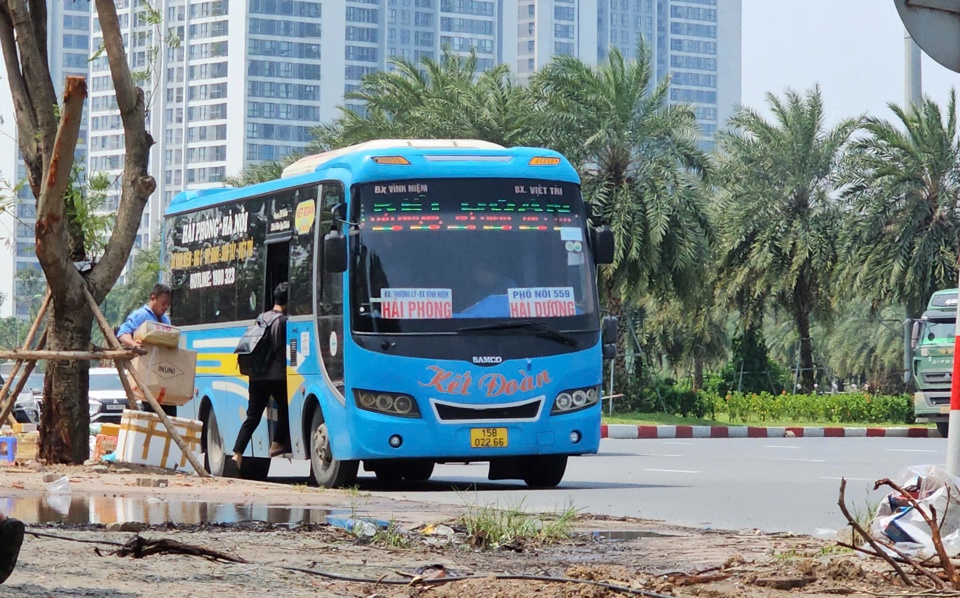 Xe kh&aacute;ch Kết Đo&agrave;n chạy tuyến Hải Ph&ograve;ng - Ph&uacute; Thọ đ&oacute;n kh&aacute;ch, bốc xếp h&agrave;ng ho&aacute; tại H&agrave; Nội.