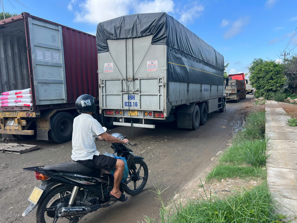 &Ocirc;ng Thanh cũng cho biết, t&igrave;nh trạng xuống cấp một phần do việc b&agrave;n giao mặt bằng chậm trễ từ ph&iacute;a địa phương, ảnh hưởng đến tiến độ thi c&ocirc;ng. Hiện c&ograve;n nhiều hộ d&acirc;n chưa b&agrave;n giao mặt bằng, khiến việc thi c&ocirc;ng thảm nhựa gặp kh&oacute; khăn. Trong thời gian tới, đoạn đường sẽ được sửa chữa từng phần, nhưng kh&oacute; khắc phục ho&agrave;n to&agrave;n.