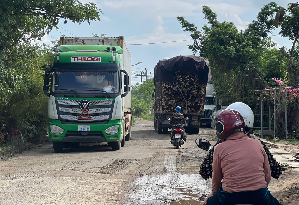 Ph&oacute; Chủ tịch UBND tỉnh Quảng Nam, &ocirc;ng Trần Nam Hưng, đ&atilde; y&ecirc;u cầu UBND huyện Thăng B&igrave;nh phối hợp với Ban Quản l&yacute; dự &aacute;n 4 để thống nhất v&agrave; tập trung giải quyết dứt điểm c&aacute;c vị tr&iacute; xen kẹt, đảm bảo điều kiện thi c&ocirc;ng thảm nhựa v&agrave; ho&agrave;n thiện mặt đường theo từng đoạn.