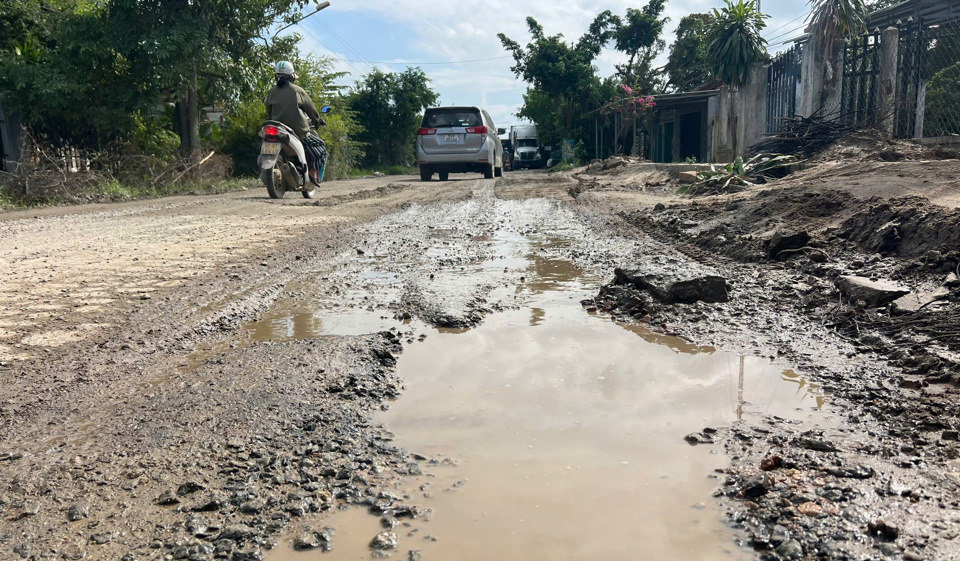 Đơn vị thi c&ocirc;ng cần tăng cường phương tiện, thiết bị, m&aacute;y m&oacute;c v&agrave; nh&acirc;n lực để ho&agrave;n th&agrave;nh c&aacute;c đoạn tuyến, g&oacute;p phần đảm bảo an to&agrave;n giao th&ocirc;ng. Đồng thời, c&aacute;c cơ quan chức năng cũng cần nhanh ch&oacute;ng khắc phục c&aacute;c sự cố ph&aacute;t sinh trong qu&aacute; tr&igrave;nh thi c&ocirc;ng, đặc biệt trong m&ugrave;a mưa sắp tới.