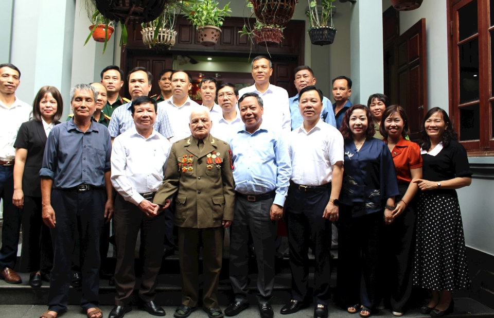 Ph&oacute; B&iacute; thư Th&agrave;nh ủy Nguyễn Văn Phong c&ugrave;ng Đo&agrave;n chụp ảnh lưu niệm với gia đ&igrave;nh &ocirc;ng Đặng Văn T&iacute;ch