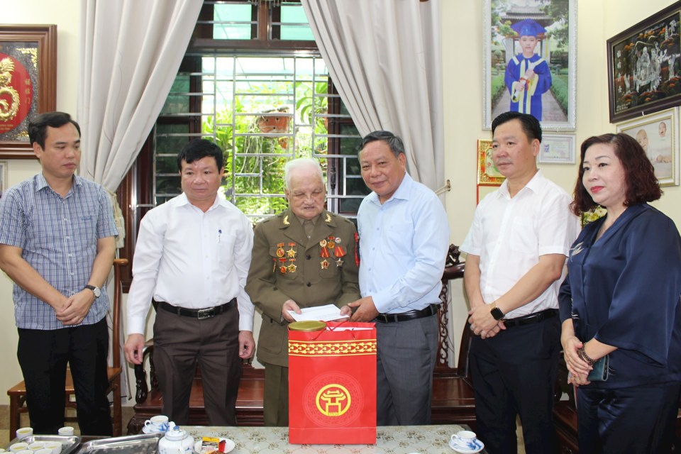 Ph&oacute; B&iacute; thư Th&agrave;nh ủy Nguyễn Văn Phong c&ugrave;ng Đo&agrave;n đến thăm, tặng qu&agrave; &ocirc;ng Đặng Văn T&iacute;ch