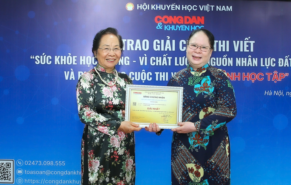 GS.TS Nguyễn Thị Doan - nguy&ecirc;n Ph&oacute; Chủ tịch nước, Chủ tịch Hội Khuyến học Việt Nam trao giải Nhất cho t&aacute;c giả Trương Thị Mai.