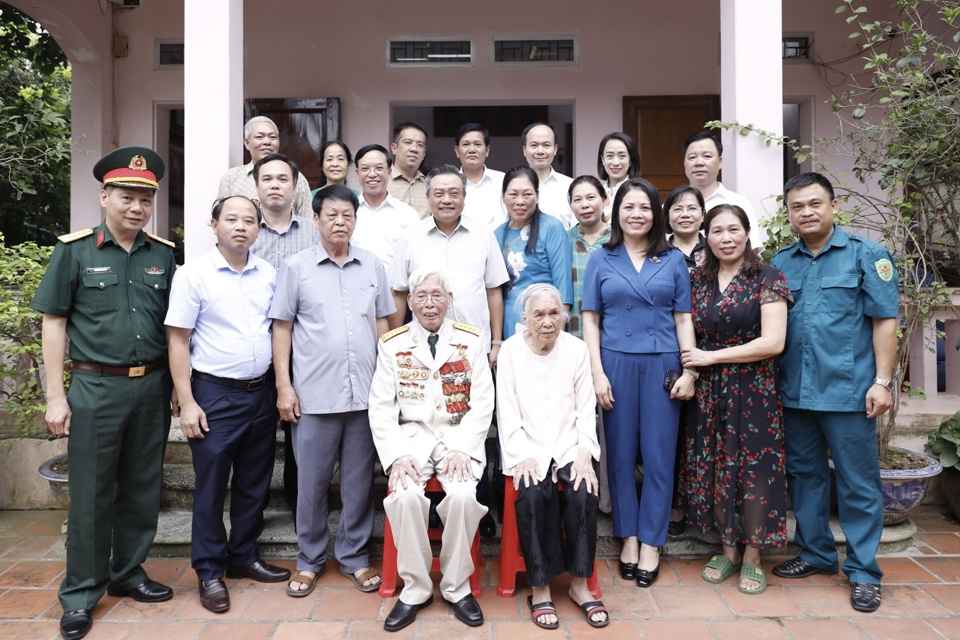 Đo&agrave;n đại biểu TP H&agrave; Nội đến thăm, tri &acirc;n cựu chiến binh Nguyễn Ph&uacute; Vỵ. Ảnh: Hồng Th&aacute;i &nbsp;