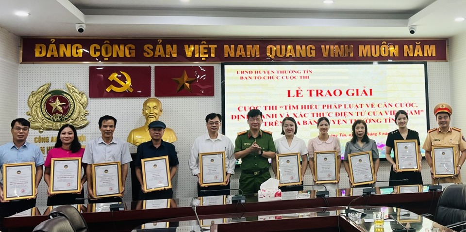 C&ocirc;ng an huyện Thường T&iacute;n trao giải cuộc thi &ldquo;T&igrave;m hiểu ph&aacute;p luật về căn cước, định danh v&agrave; x&aacute;c thực điện tử của Việt Nam&rdquo;