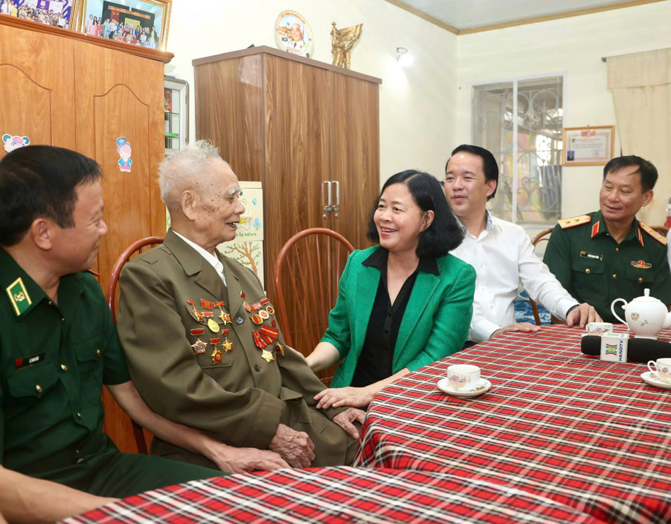 B&iacute; thư Th&agrave;nh ủy B&ugrave;i Thị Minh Ho&agrave;i thăm hỏi, động vi&ecirc;n cựu chiến binh Nguyễn Văn L&acirc;n, phường Đ&ocirc;ng Ngạc, quận Bắc Từ Li&ecirc;m.