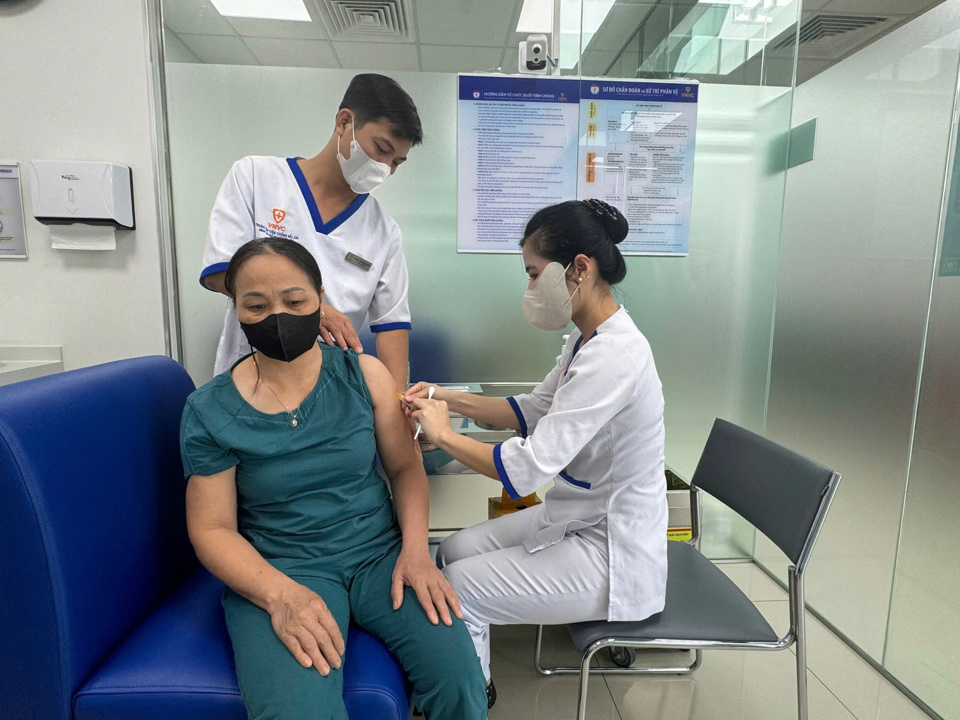 Cần mở rộng ti&ecirc;m chủng vaccine&nbsp;sốt xuất huyết để ph&ograve;ng ngừa bệnh, đồng thời giảm g&aacute;nh nặng cho ng&agrave;nh y tế