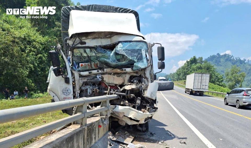 Hiện trường tai nạn khiến một xe lật chắn ngang đường, một xe đ&acirc;m v&agrave;o hộ lan. Ảnh: VTC News