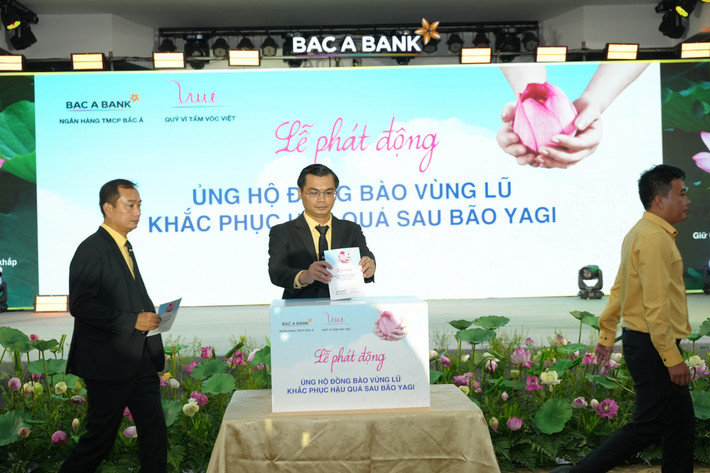 CBNV BAC A BANK t&iacute;ch cực ủng bộ đồng b&agrave;o v&ugrave;ng b&atilde;o lũ khắc phục hậu quả.