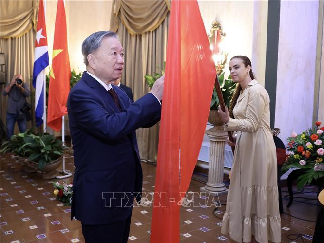 Tổng B&iacute; thư, Chủ tịch nước T&ocirc; L&acirc;m gắn Hu&acirc;n chương Hữu nghị tặng Đo&agrave;n Thanh ni&ecirc;n Cuba. Ảnh: TTXVN