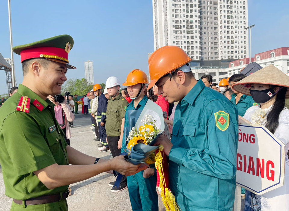 Đại t&aacute; Nguyễn Ngọc Quyền, Trưởng c&ocirc;ng an quận H&agrave;&nbsp;Đ&ocirc;ng trao cờ v&agrave; hoa cho&nbsp;c&aacute;c&nbsp; đội&nbsp; tham dự Hội thao.