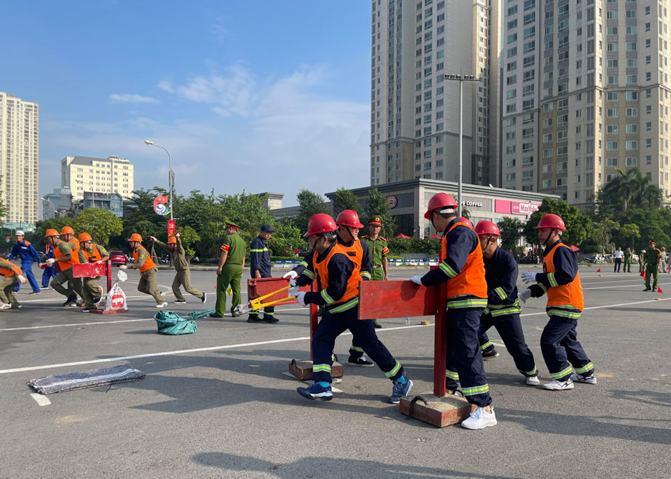 C&aacute;c&nbsp;đội thi thực h&agrave;nh cắt kh&oacute;a, ph&aacute; cửa v&agrave;o nh&agrave; bị ch&aacute;y.