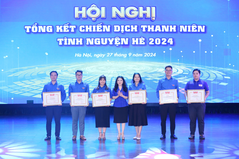 B&iacute; thư Th&agrave;nh đo&agrave;n H&agrave; Nội Chu Hồng Minh trao Bằng khen của Trung ương Đo&agrave;n TNCS Hồ Ch&iacute; Minh cho c&aacute;c c&aacute; nh&acirc;n c&oacute; th&agrave;nh t&iacute;ch xuất sắc trong chiến dịch Thanh ni&ecirc;n t&igrave;nh nguyện H&egrave; 2024