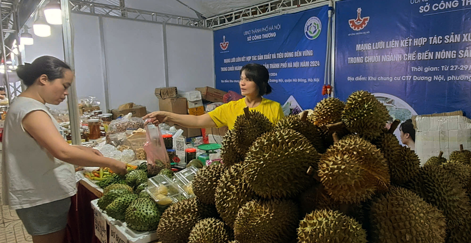 Người ti&ecirc;u d&ugrave;ng mua n&ocirc;ng sản tại chương tr&igrave;nh kết nối &ldquo;Mạng lưới li&ecirc;n kết hợp t&aacute;c sản xuất v&agrave; ti&ecirc;u d&ugrave;ng bền vững trong chuỗi ng&agrave;nh chế biến n&ocirc;ng sản năm 2024&rdquo;. Ảnh: Ho&agrave;i Nam