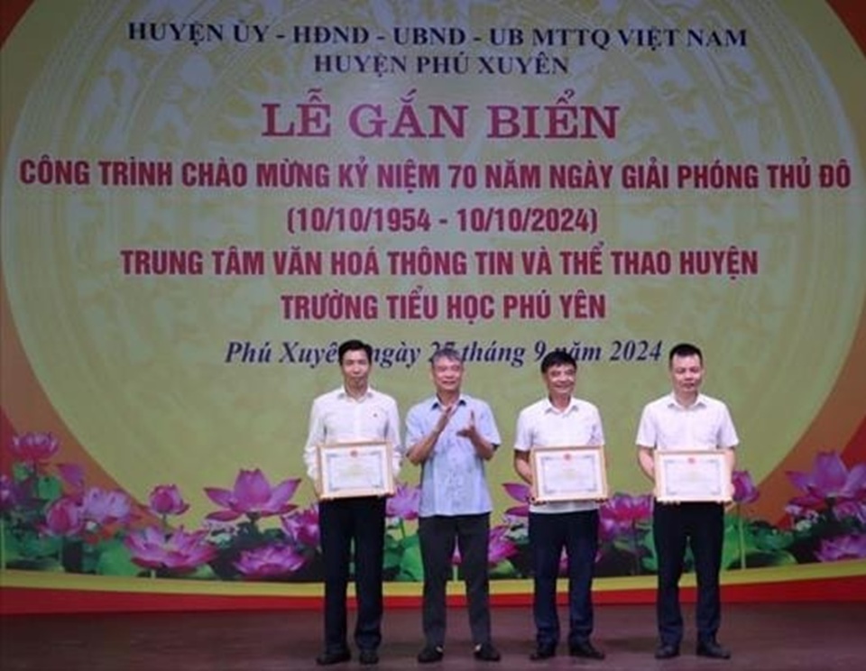 UBND huyện Ph&uacute; Xuy&ecirc;n khen thưởng c&aacute;c tập thể c&oacute; th&agrave;nh t&iacute;ch xuất sắc