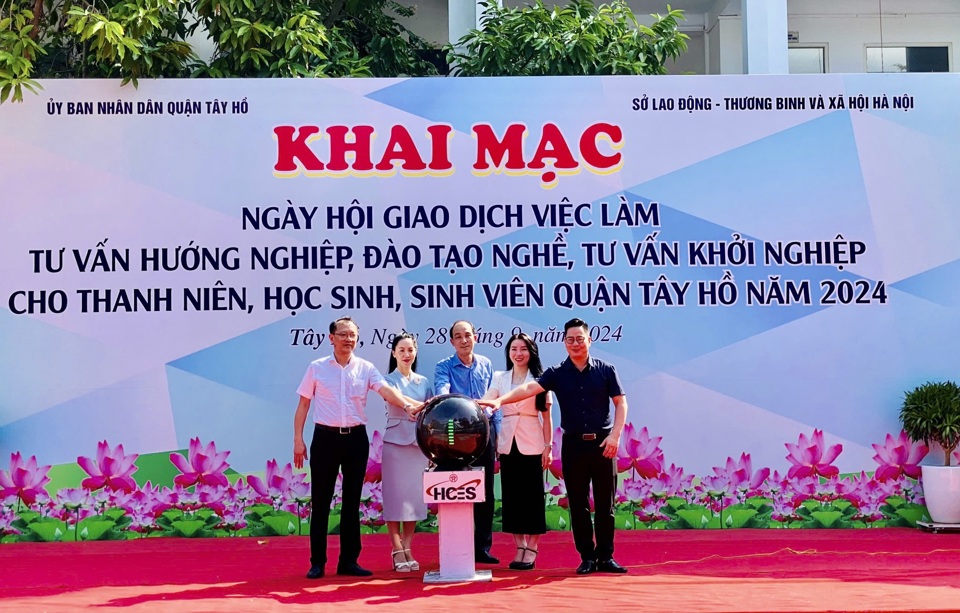 C&aacute;c đại biểu thực hiện nghi thức khai mạc Ng&agrave;y hội Giao dịch việc l&agrave;m. Ảnh: Nguyễn Hải