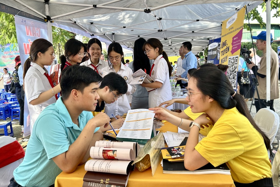 Người lao động, sinh vi&ecirc;n, học sinh t&igrave;m hiểu th&ocirc;ng tin tuyển dụng v&agrave; ứng tuyển tại Ng&agrave;y hội Giao dịch việc l&agrave;m. Ảnh: Trần Oanh