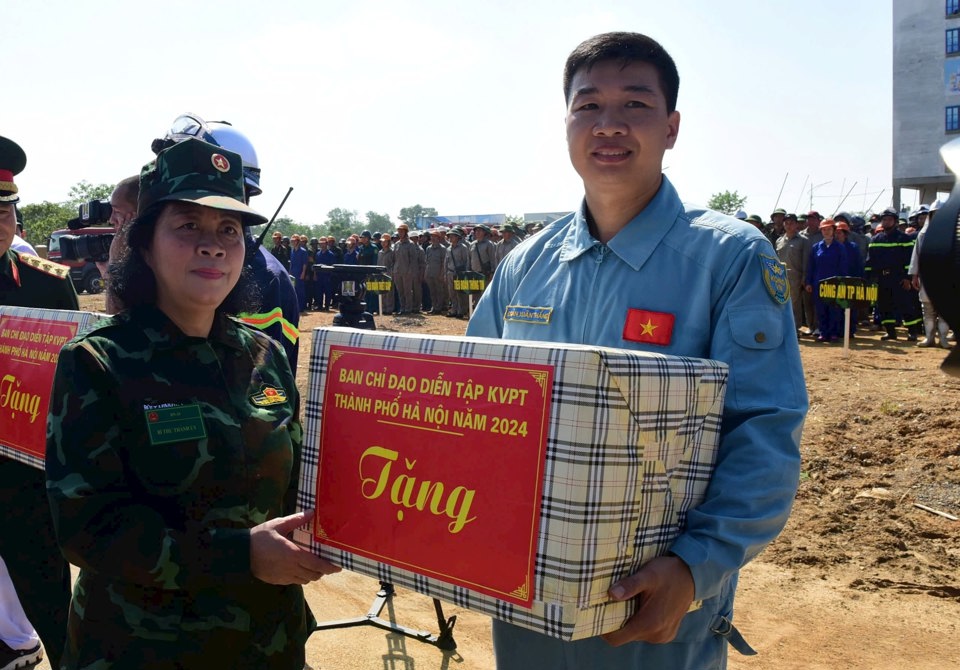 B&iacute; thư Th&agrave;nh ủy B&ugrave;i Thị Minh Ho&agrave;i - Trưởng ban Chỉ đạo diễn tập khu vực ph&ograve;ng thủ TP H&agrave; Nội tặng qu&agrave; lực lượng tham gia diễn tập.