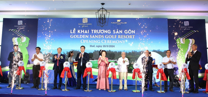 C&aacute;c vị đại biểu thực hiện nghi lễ cắt băng tại lễ khai trương s&acirc;n g&ocirc;n Golden Sands Golf Resort