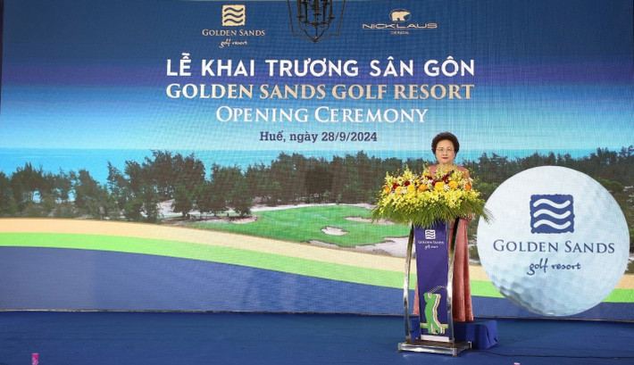 B&agrave; Nguyễn Thị Nga, Chủ tịch Tập đo&agrave;n BRG ph&aacute;t biểu tại lễ khai trương s&acirc;n g&ocirc;n Golden Sands Golf Resort