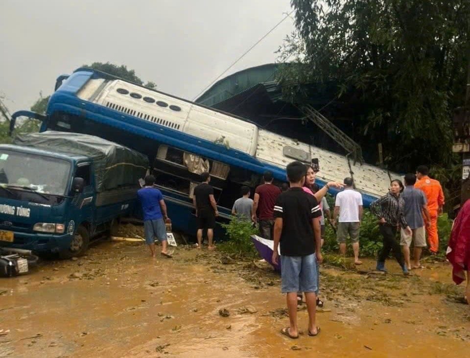 Sạt lở đất v&ugrave;i lấp 1 xe kh&aacute;ch v&agrave; nhiều &ocirc; t&ocirc; ở H&agrave; Giang