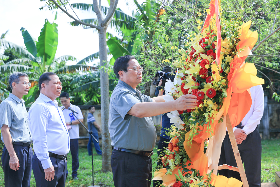 Trước giờ khởi c&ocirc;ng dự &aacute;n, Thủ tướng Phạm Minh Ch&iacute;nh đến đặt hoa tại Đ&agrave;i tưởng niệm Căn cứ c&aacute;ch mạng Giằng S&egrave;o ở x&atilde; Cao Sơn, huyện Đ&agrave; Bắc - Ảnh: VGP/Nhật Bắc