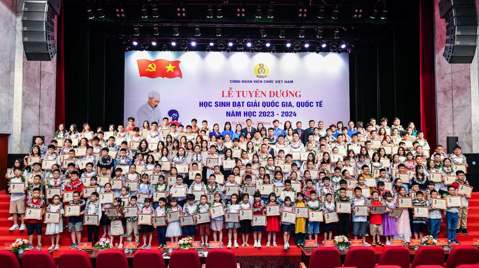 Năm học 2024-2024 c&oacute; h&agrave;ng ngh&igrave;n học sinh đạt giải cao trong c&aacute;c kỳ thi học sinh giỏi