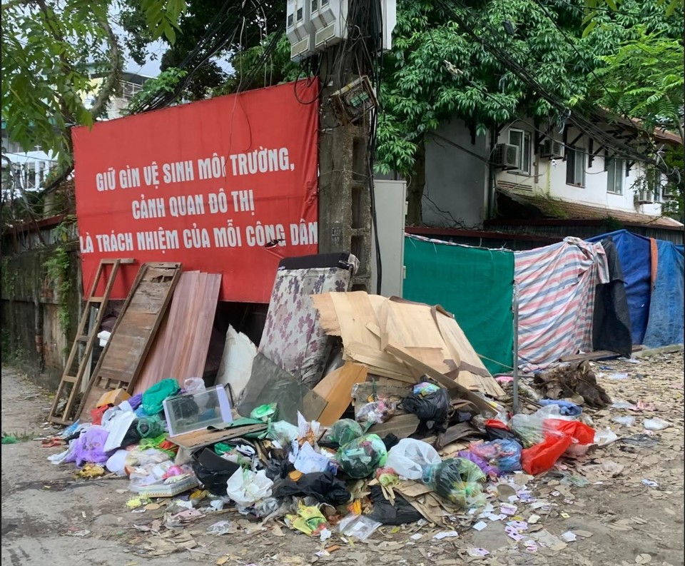 Ngay dưới biển tuy&ecirc;n truyền l&agrave; điểm tập kết r&aacute;c tự ph&aacute;t của người d&acirc;n.