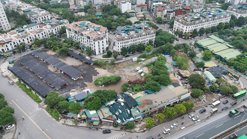 Hàng loạt nhà xưởng, điểm trông giữ phương tiện mọc trên đất dự án khu đô thị mới Đại Kim (phường Đại Kim, quận Hoàng Mai). Ảnh: Vân Nhi