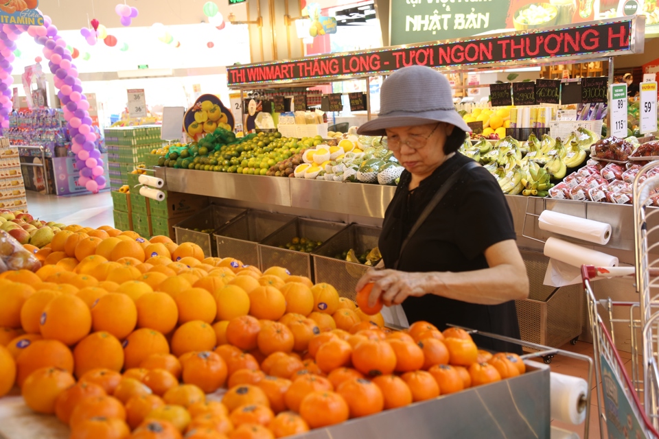 Người tiêu dùng chọn mua hàng tại siêu thị trên địa bàn quận Cầu Giấy, Hà Nội. Ảnh: Phạm Hùng