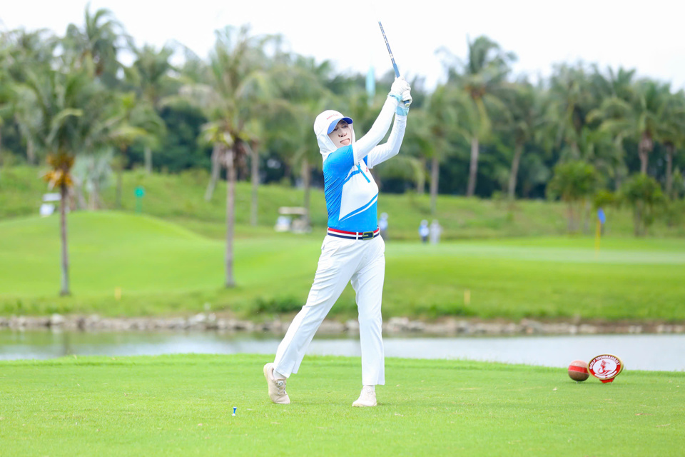 Nữ golfer tham gia giải Giải Golf b&aacute;o Kinh tế &amp; Đ&ocirc; thị lần 3 năm 2024