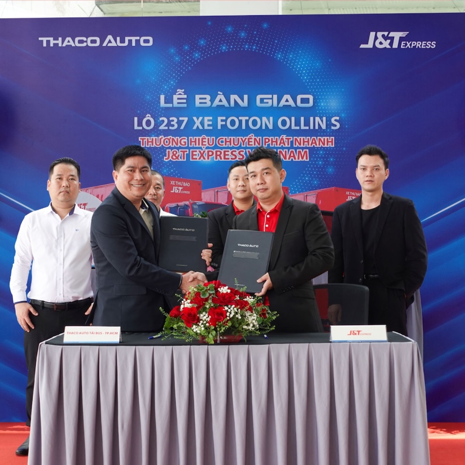 Đại diện THACO AUTO (b&ecirc;n tr&aacute;i) v&agrave; đại diện J&amp;T Express tại lễ b&agrave;n giao.