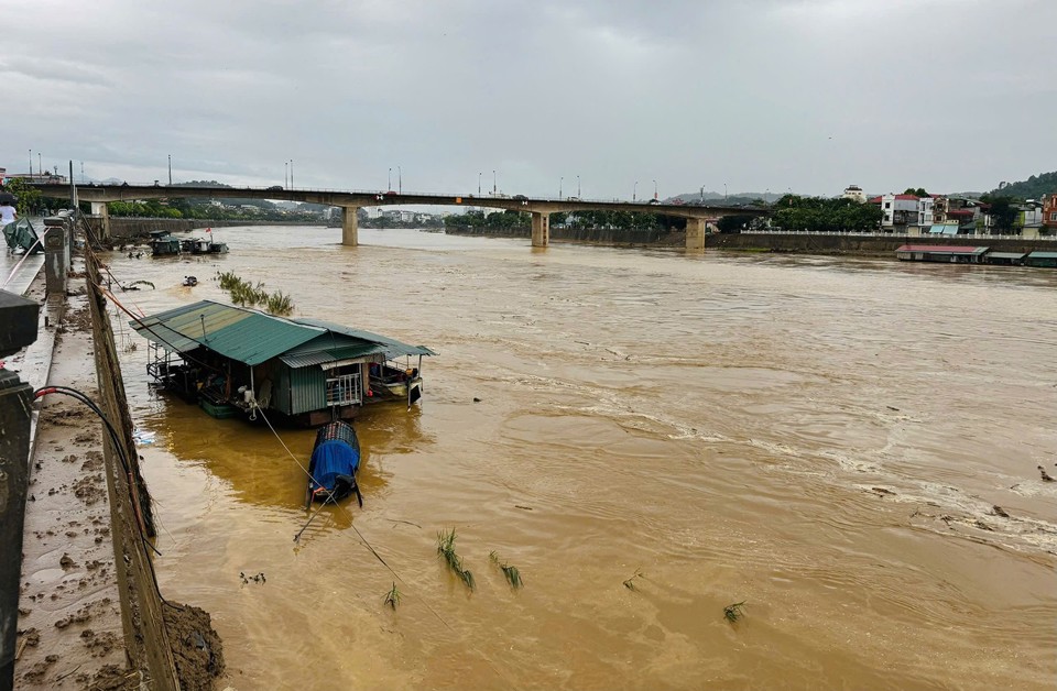 Hiện nước s&ocirc;ng hồng vẫn l&ecirc;n cao.