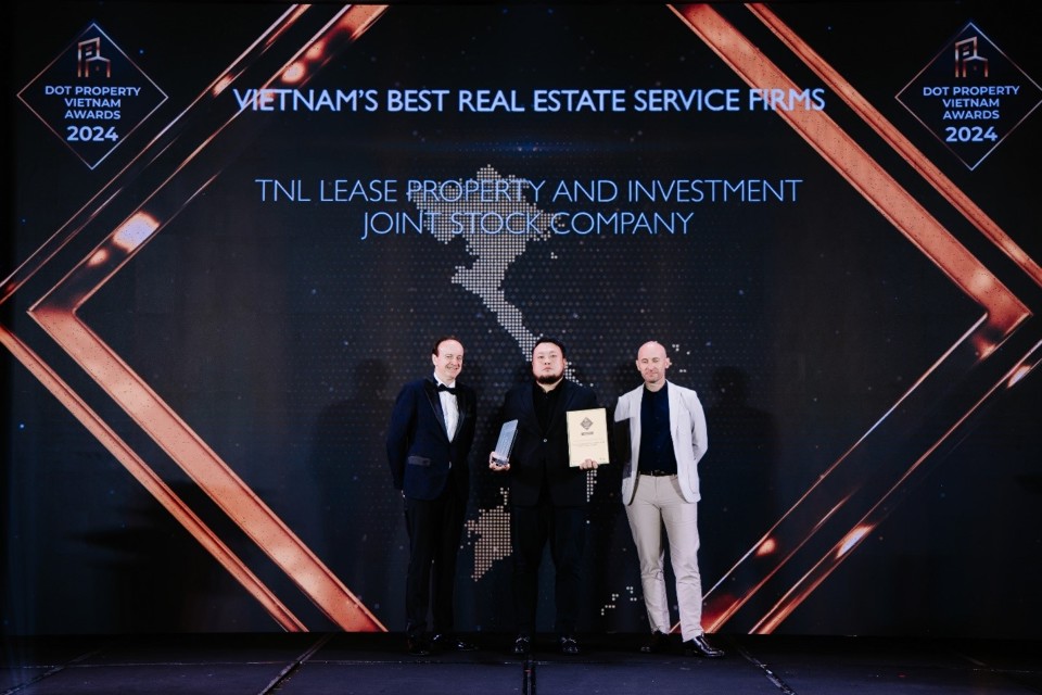 Đại diện TNL nhận giải &ldquo;Vietnam&rsquo;s Best Real Estate Service Firms&rdquo; (C&ocirc;ng ty dịch vụ bất động sản tốt nhất Việt Nam).