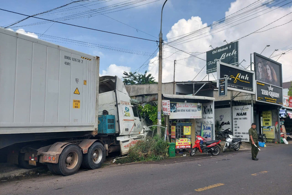 Hiện trường vụ xe container lao v&agrave;o nh&agrave; d&acirc;n. Ảnh: P.T &nbsp;