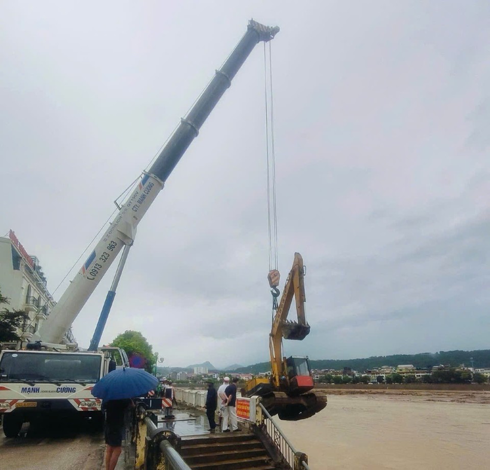 Trục vớt th&agrave;nh c&ocirc;ng th&ecirc;m một chiếc m&aacute;y x&uacute;c, đảm bảo an to&agrave;n t&agrave;i sản cho người d&acirc;n.